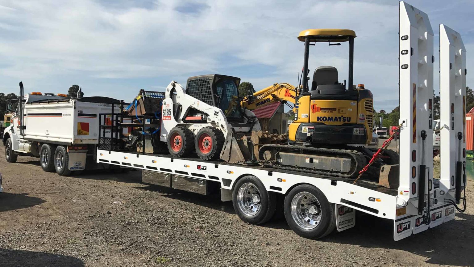 Tandem axle beaver tail trailer for CJB Excavations, Kilsyth VIC ...